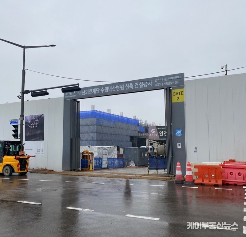 인허가 과정에서 예측되었던 덕산의료재단의 재정문제가 결국 재정난으로 이어지며 해당 프로젝트의 발목을 잡은 채 공사는 지연되었고 한때 중단되기까지 했다. 이후 수개월 여 동안 멈췄던 현장은 2024년 9월 PF(Project Financing) 대출이 재승인되며 가까스로 공사가 재개됐다. / 김교민 기자