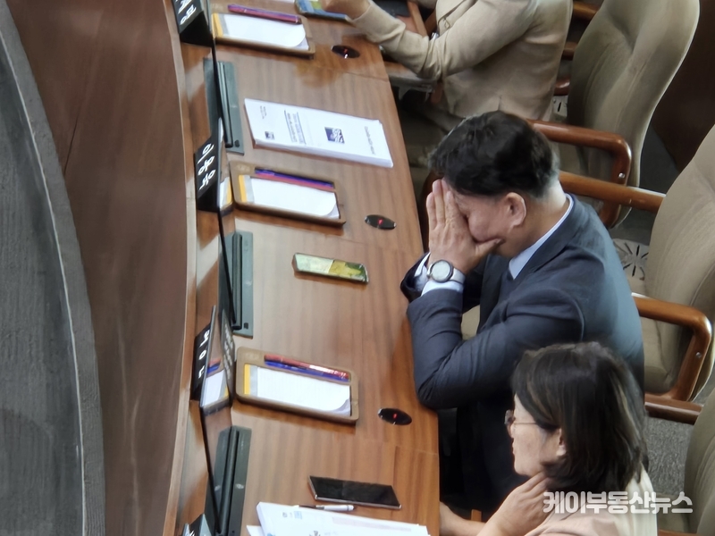 최종현 경기도의회 더불어민주당 대표의원이 본회의장에서 깊은 고민에 빠져 있다. / 김교민 기자