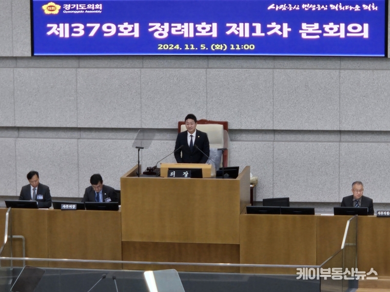 협치의 상징인 김진경 경기도의회 의장의 역할에 대한 요구가 그 어느 때보다 강력해지고 있다. (정례회는 더불어민주당 3명의 의원이 5분 발언 후 정회되었다.) / 김교민 기자