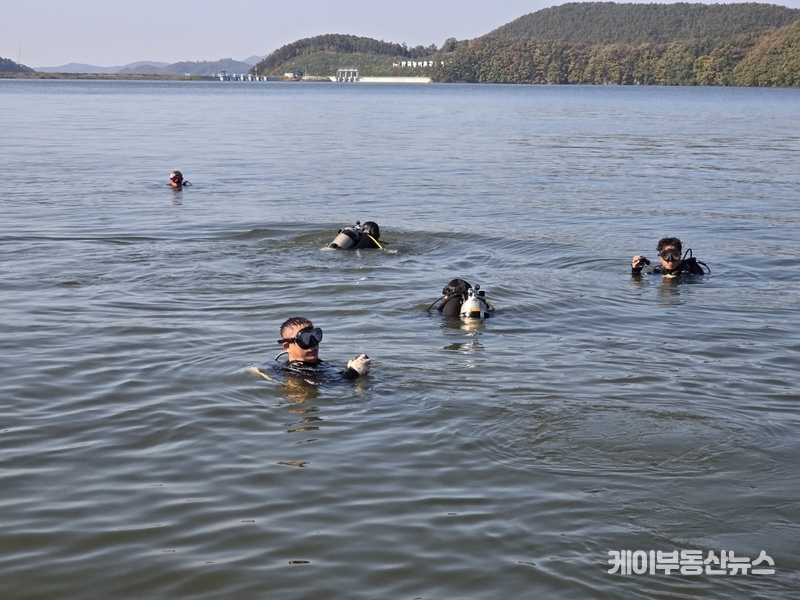 이날 전우회 대원들은 이동저수지 주변의 청소 취약구역에서 각종 쓰레기를 수거하는 한편, 일부 대원들은 잠수 장비를 착용하고 물속에 있는 폐기물까지 직접 수거하는 등 열정적인 모습을 보였다.