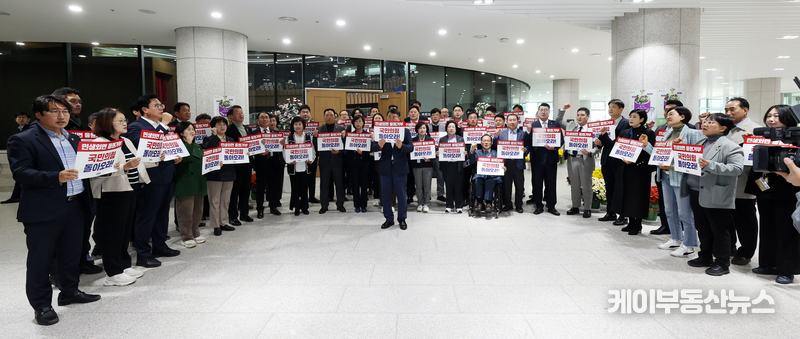 경기도의회 더불어민주당은 7일(목) 제379회 정례회 3차 본회의를 앞두고 본회의장 앞에서 국민의힘에 대한 규탄대회를 개최했다.
