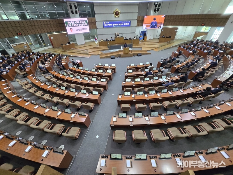 5일부터 열린 '경기도의회 제379회 정례회 제1,2,3차 본회의'에 국민의힘 의원들이 등원을 거부하고 있는 상황에서 김진경 의장이 개의하며 더불어민주당 의원들의 5분 발언 이후 정회, 자동 산회되는 일이 반복되며 갈등의 골이 깊어지고 있다. / 김교민 기자