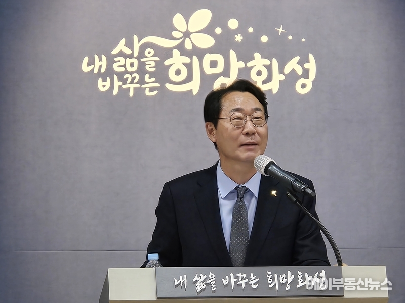 정명근 화성시장은 11월 8일 열린 기자회견에서 2025년도 예산안과 함께 과학기술 인재 양성과 미래 도시 비전을 담은 계획을 발표했다. / 김교민 기자