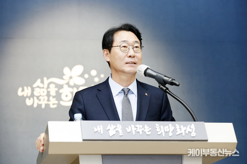 정명근 시장은 기자회견을 마치며 "화성시는 가장 적극적으로 AI를 활용하는 미래 도시가 될 것"이라고 강조했다. / 김교민 기자