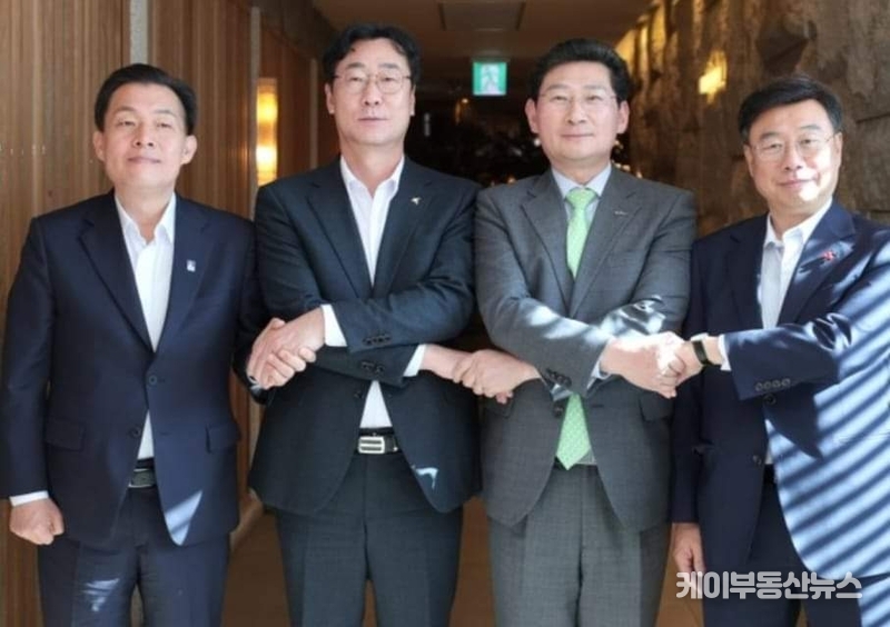 경기남부광역철도는 4개 시가 함께 추진해온 대안 노선으로, 서울 종합운동장역에서 성남과 용인, 수원, 화성까지 약 50.7km를 연결하는 노선이다. 이 시장은 "김 지사가 11일 경기도 시장·군수 회의 이후 4개 시 시장과의 미팅 제안을 거부했다는 사실에 대해 매우 유감스럽다"며 "그동안 도지사 측에 만남을 요청했으나, 응답이 없었다"고 밝혔다. (사진 왼쪽부터 - 이재준 수원특례시장, 정명근 화성시장, 이상일 용인특례시장, 신상진 성남시장)