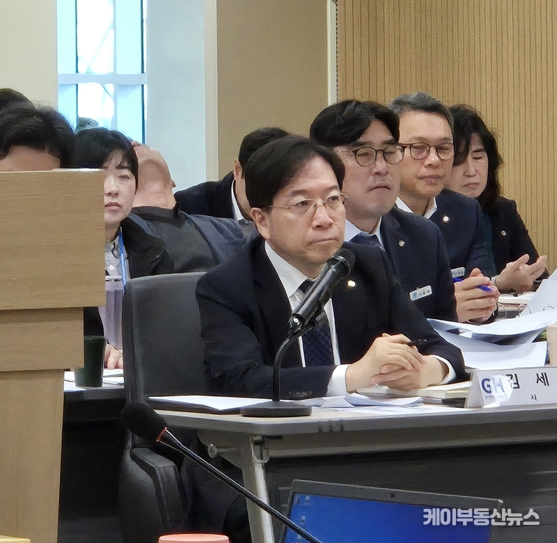 김세용 사장은 이에 대해 “삼성 입장에서는 직접비 뿐 만이 아니라 간접비도 수입비로 보고 있다”면서 “GH 입장에서는 실제 의미인 예상 조성원가를 토대로 최종 조성원가로 분산해 왔다”며 이러한 행태가 업계의 관행이라는 취지로 답변했다. / 김교민 기자