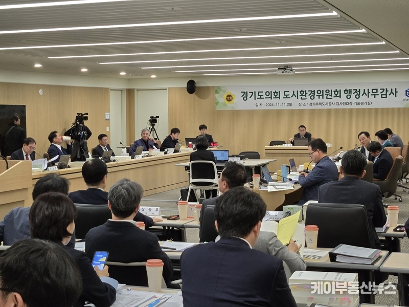 김종배 의원은 “GH가 산업단지 개발을 총괄하는 역할을 했고 삼성전자는 토지 조성과 기반시설 비용 문제를 두고 지자체와 계약을 했는데 GH가 계약상의 의무를 다하지 않았다”라는 취지의 소송을 제기한 사실에 대한 설명을 요청했다.