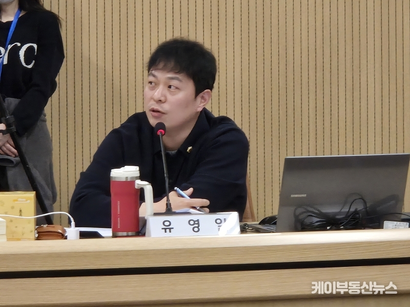 유영일 부위원장은 “구체적인 관리 방안 없이 100억 원의 설치비용만 언급하며 사업을 추진하는 것은 무책임하다”며 “광교융합타운이 옥외광고물 자유표시구역으로 지정되지 않을 경우, 이 사업이 결국 ‘돈 먹는 하마’로 전락할 위험이 있다”고 경고했다. / 김교민 기자