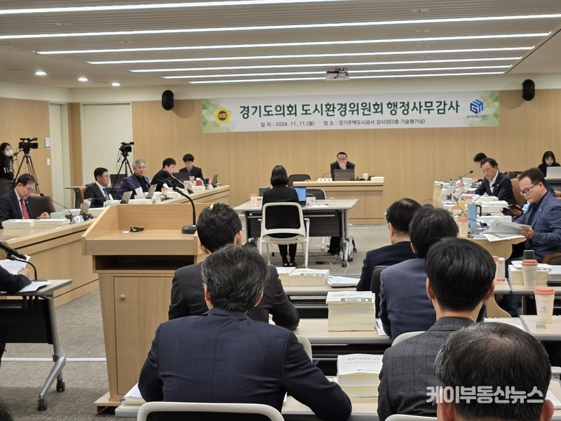 유영일 부위원장은 11일 경기도의회 도시환경위원회 경기주택도시공사(GH)를 상대로 한 감사에서도 광교융합타운 내 미디어파사드 설치 사업에 대해 강한 질타를 이어갔다 / 김교민 기자