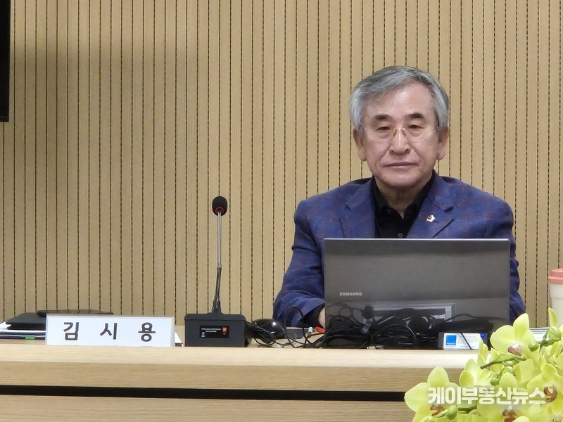 김시용 의원(국민의힘, 김포3)은 11일 경기도의회 도시환경위원회 경기주택도시공사(GH)에 대한 행정사무감사에서 GH의 낮은 청렴도에 대해 강하게 질책했다. / 김교민 기자