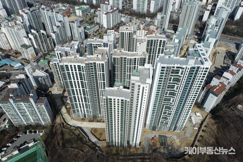 융창조합 vs. 시공단, 도급비·하자보수 갈등 심화… 조합원들 불안 가중