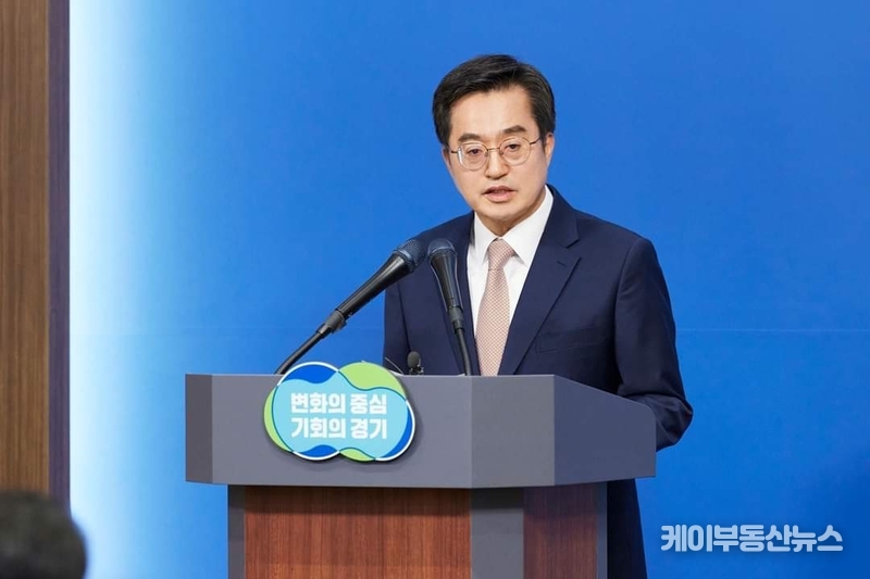 김동연 지사는 경제 전문가로서 취임 당시 실용적이고 효율적인 리더십을 기대받았으나, 경기도정에서의 성과는 다소 미비하다는 평가를 받고 있다. 특히, 도민들이 체감할 수 있는 경제 활성화와 복지 향상 등의 실질적 변화가 부족하다는 지적이 지속적으로 제기되고 있다.