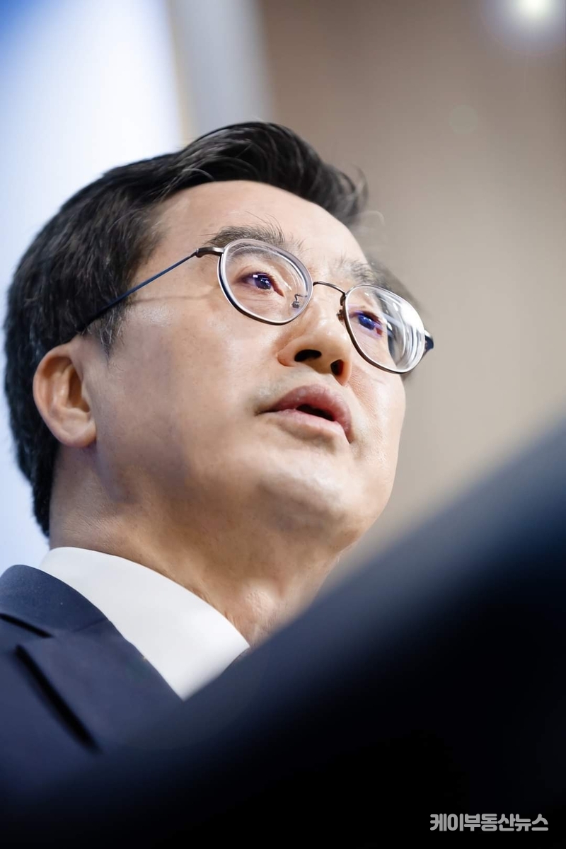 더불어민주당 안팎에서는 전국 최대광역단체를 관장하고 있는 김동연 지사가 경기도에서 성과를 내고 협치를 통해 도민들의 신뢰를 확보하는 동시에, 당내에서의 입지를 강화하고, 전국적인 리더십으로 확장할 수 있을 지에 대한 관심이 더욱 확산 될 것으로 예측된다. 이날 김동연 관련주는 있는 상한가를 기록했다.