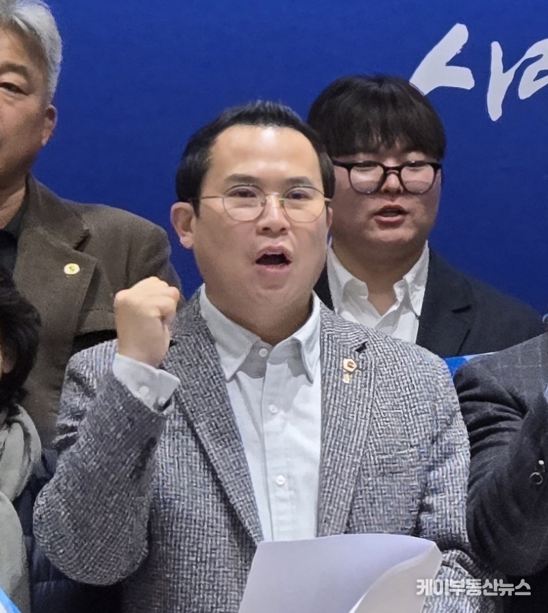 이오수 의원(국민의힘, 수원9)도 “농업 경영체 미등록자와 임차농가 등 사각지대에 있는 농업인들까지 포괄할 수 있는 지원 대책이 필요하다”며 “모든 피해 농업인들이 지원을 받을 수 있도록 특별한 대책이 마련돼야 한다”고 말했다. / 김교민 기자