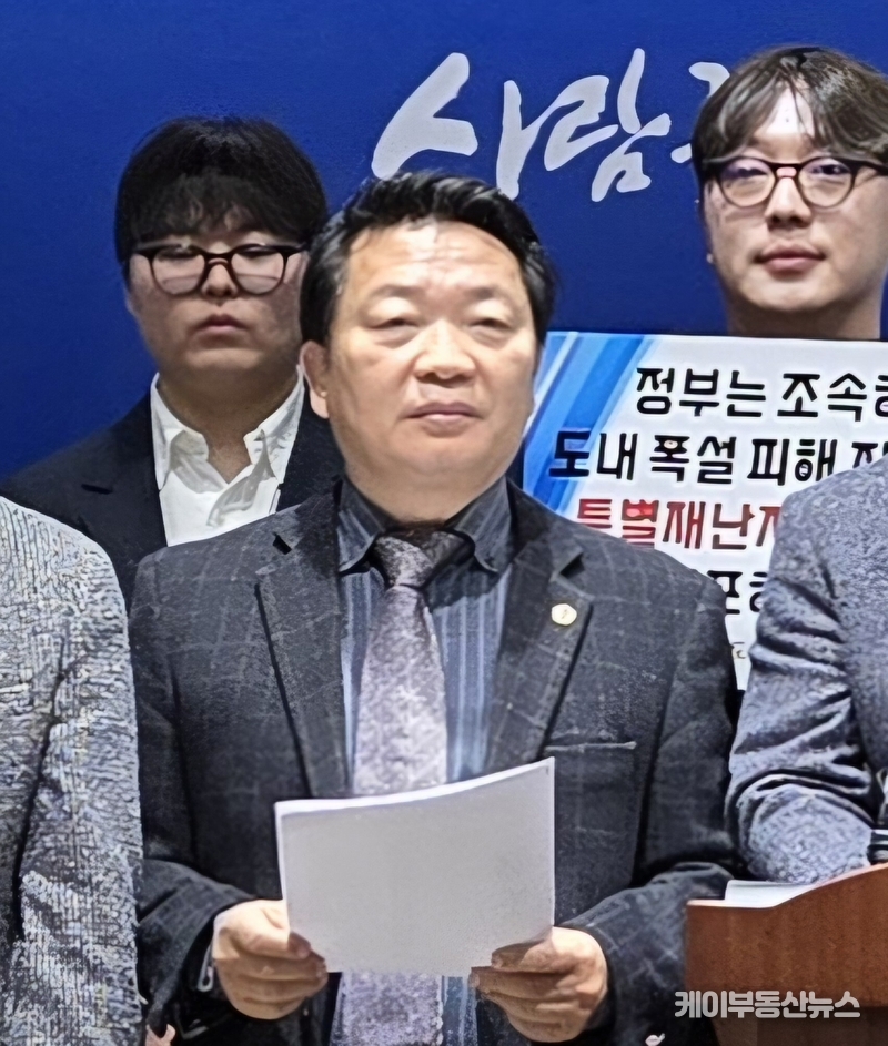 방성환 위원장(국민의힘, 성남5)은 “평택, 안성, 용인특례시, 이천, 화성, 여주, 광주, 의왕, 광명 등 경기도 전역에서 시설 농가와 축산 농가가 큰 피해를 입었다”며 “이번 폭설은 농촌 경제에 막대한 타격을 주고 있어 정부와 지자체가 신속히 대응해야 한다”고 말했다. / 김교민 기자