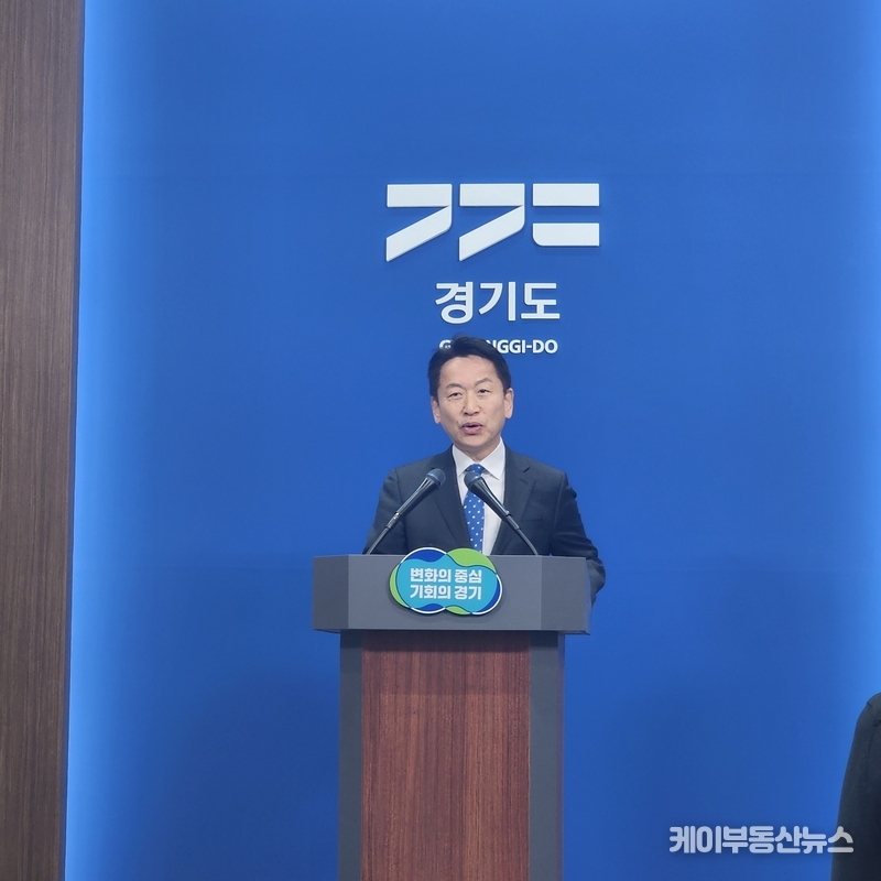 고영인 경기도 경제부지사는 10일 경기도청 브리핑룸에서 기자회견을 열고, 용인과 성남 두 지자체가 경기남부광역철도 건설사업을 도가 배제했다는 주장을 반박했다. / 김교민 기자