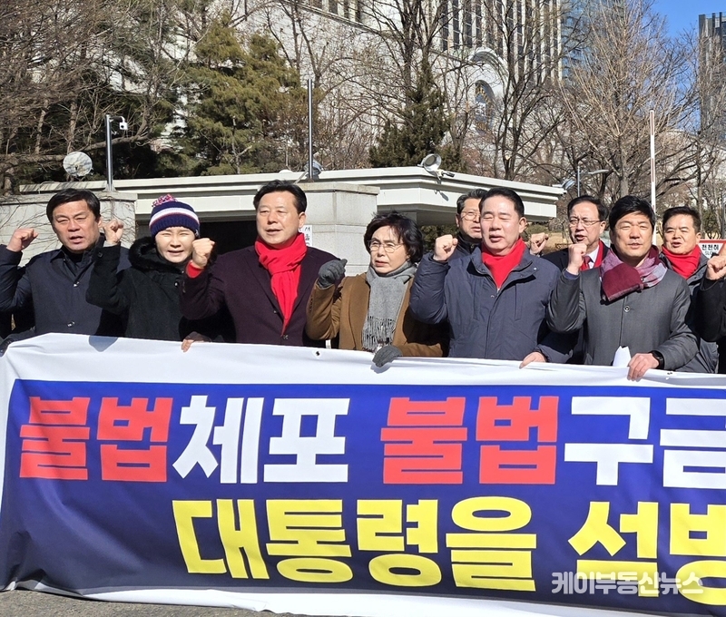 당협위원장들은 "무기징역 선고도 가능한 범죄 혐의를 받는 이재명 더불어민주당 대표가 불구속 상태로 재판을 받고 있고, 조국 조국혁신당 대표 또한 대법원 확정판결 전까지 불구속 재판을 받은 바 있다"며 "윤 대통령에 대한 형평성 문제도 고려해야 한다"고 말했다. / 김교민 기자 