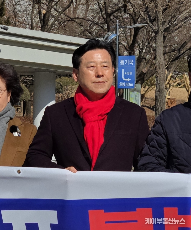 국민의힘 박재순 수원무 당협위원장, "윤석열 대통령 즉각 석방하라" 탄핵반대 당협위원장들과, 서울중앙지법 앞에서 구속 취소 촉구 성명 발표 / 김교민 기자