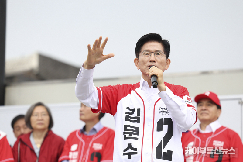 김문수 후보는 GTX 전국화와 메가시티 고속도로망 구축을 주요 공약으로 제시했다. 수치를 동반한 용인 직접 공약은 상대적으로 적지만, “자유 주도 성장”, “AI·에너지 3대 강국”, “GTX로 연결되는 나라” 등을 강조하며 이상일 시장의 반도체 클러스터 조성과 인프라 확충 기조와 맞물린다. (사진 - 국민의힘 홈페이지) / 김교민 기자