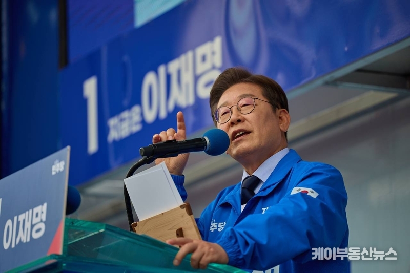이재명 후보는 수원을 "반도체·R&D 중심지"로 육성하겠다는 청사진을 제시했다. GTX-C 노선 연장, 군공항 이전 및 이전지 개발, 수원 사이언스파크 조성 등 교통·산업 중심의 대형 프로젝트가 포함돼 있다. 더불어 성균관대~세류 구간의 경부선 철도 단계적 지하화, 수원종합운동장 스포츠·문화 복합 개발, 화성행궁 앞 대형 지하 공영주차장 조성, 경기남부광역철도 신설 등 공약도 함께 제시했다. (사진 - 더불어민주당 홈페이지) / 김교민 기자