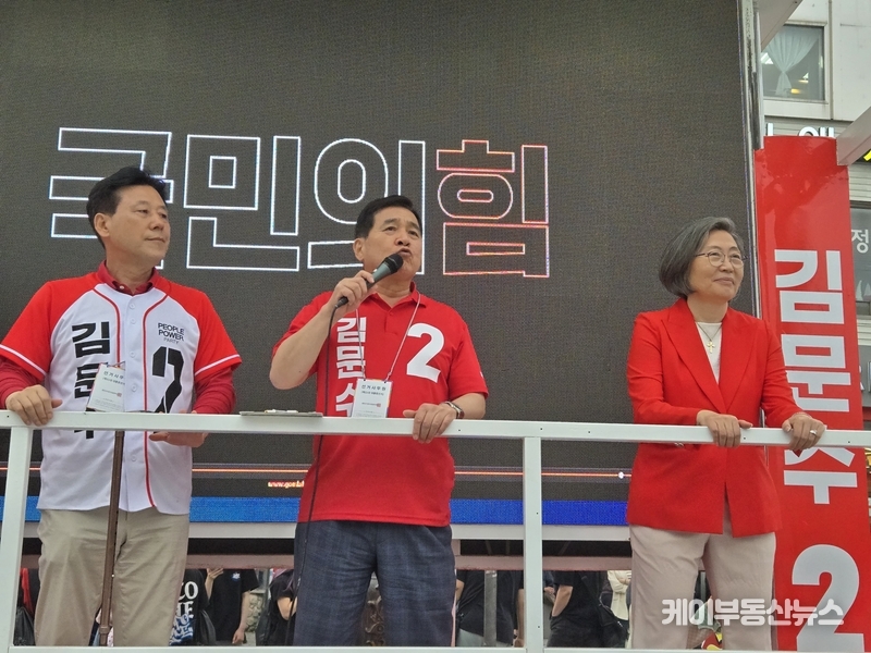 심재철 경기도당위원장은 “김문수 후보는 깨끗하고 정직한 바람”이라며, “이재명 후보는 커피 원가 120원 허위 주장부터 형수 욕설, 불법 도박 자녀 논란까지 거짓과 폭력의 상징”이라고 강하게 비판했다. / 김교민 기자