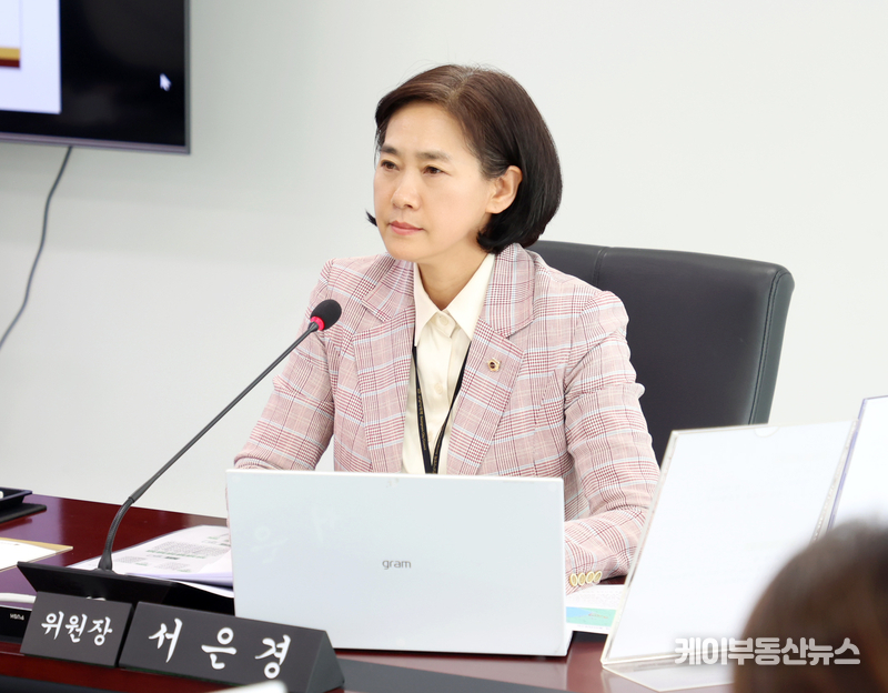 서은경 성남시의회 교육행정위원회 위원장(더불어민주당)은 본지와의 통화에서 “감사관이 언론에도 고압적으로 응대하고, 공보관을 통해서만 소통하려는 태도는 원래부터 있던 것으로 안다”며 “의원들에게도 똑같이 고압적이고 뻣뻣한 태도를 보인다는 지적이 계속된다”고 말했다. (사진 - 성남시의회)