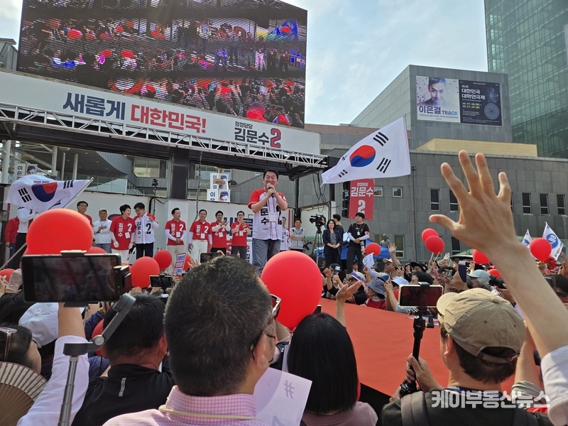 안철수 공동선대위원장은 “TV토론을 보면 김문수 후보는 격조 있고 논리 있으며 차분한 지도자였지만, 이재명은 억지와 선동의 연속이었다”며 “이재명은 이제 명이 끝났고, 김문수야말로 대한민국의 재도약을 이끌 경제대통령”이라고 강조했다. / 김교민 기자