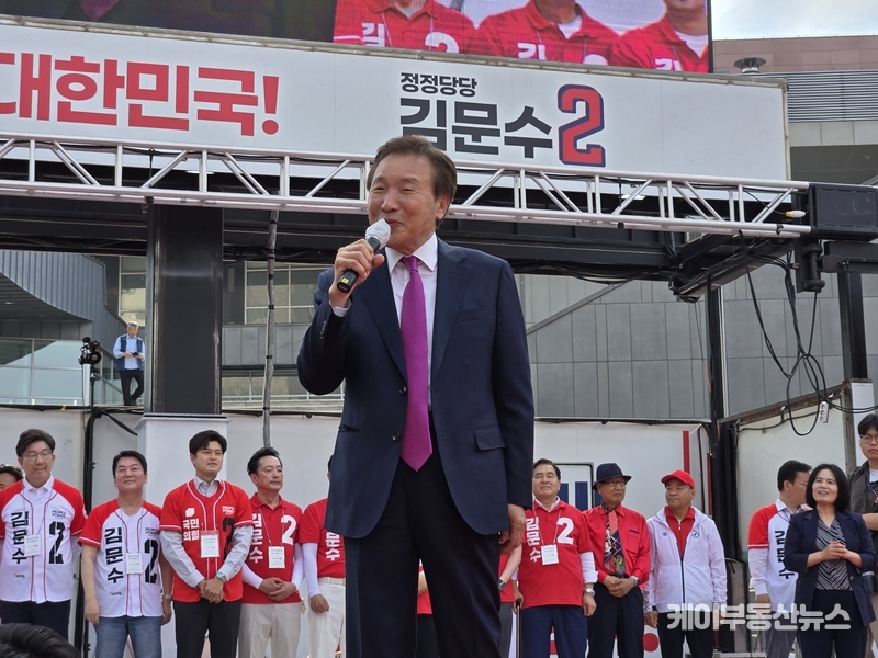 손학규 전 경기도지사도 “이재명 후보는 대법관을 탄핵하겠다고 말하고, 법사위 간사의 입법을 모른다고 발뺌하는 등 민주주의를 흔들고 있다”며 “거짓말과 무책임의 정치를 용인시민이 반드시 심판해야 한다”고 강조했다. / 김교민 기자