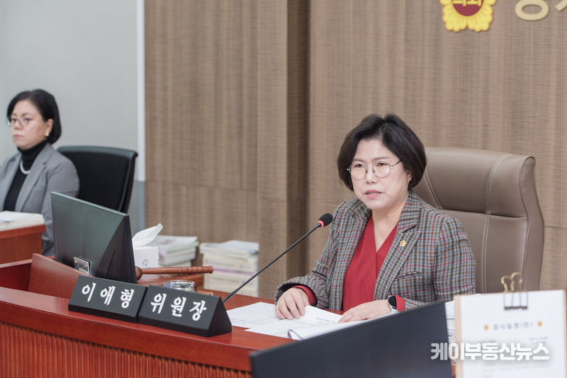 이애형 위원장은 경기도의회 교육행정위원회의 역할에 대해 “교육기획위원회가 교과 중심의 교무실이라면, 교육행정위원회는 학생과 교직원이 머무는 행정실을 책임지는 조직”이라고 설명했다.