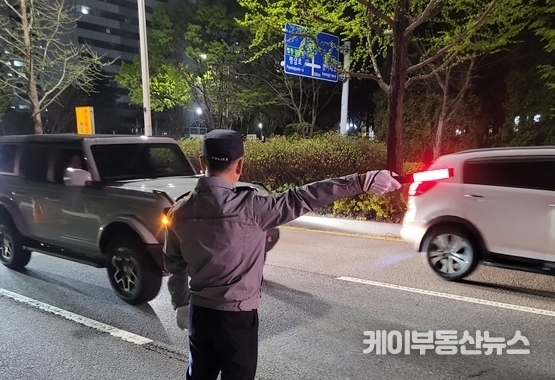야간 음주단속에 맹훈재 서장이 직접 주관하고 있는 모습(사진=평택경찰서)