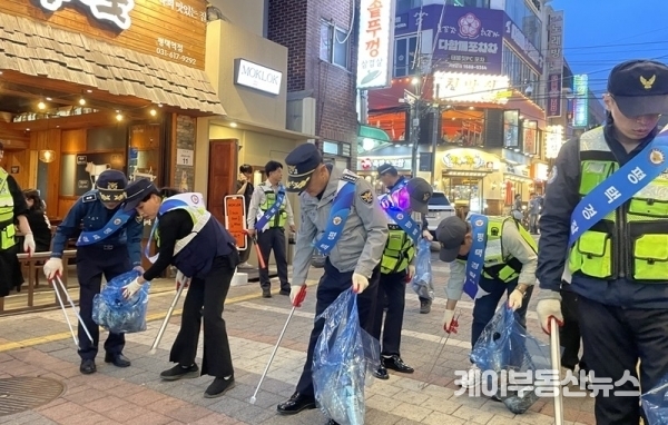 범죄예방과 깨끗한 거리 만들기 일환인 ‘플로깅 합동순찰’을 실시하고 있는 평택경찰