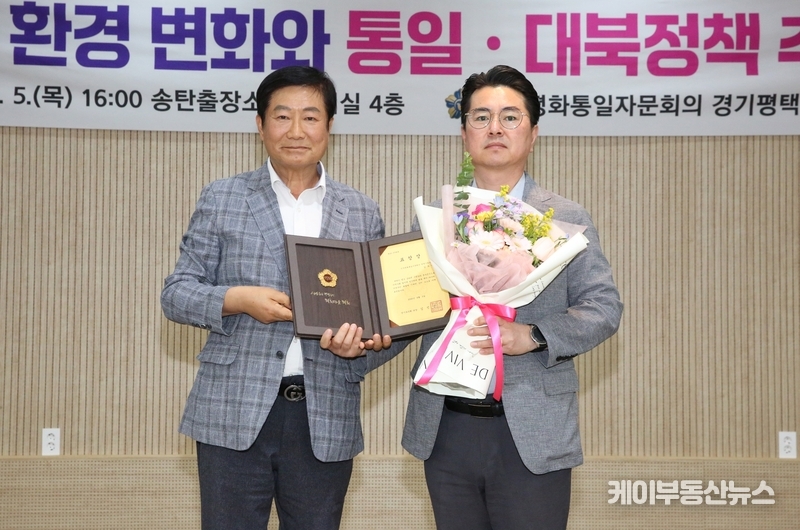 김두일 한스경제 경기본부장, 경기도의회 의장 표창 수상 / 김교민 기자
