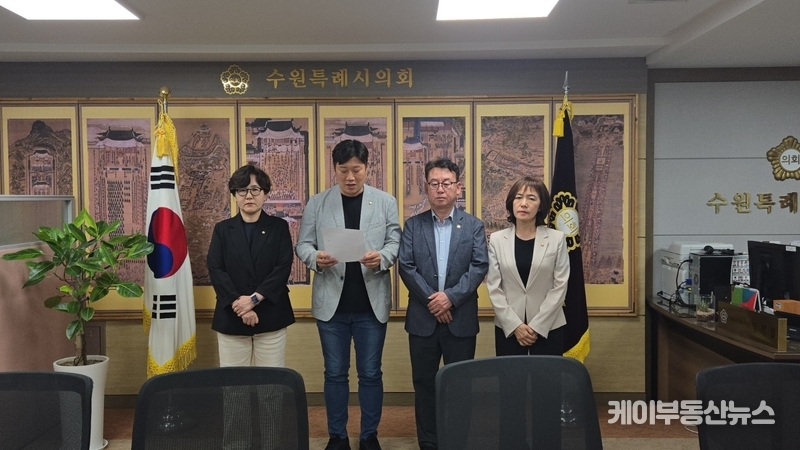 더불어민주당 수원시의회 의원단은 6월 11일 기자회견에서 “운영위원장 임기는 시의회 조례상 2년으로 명시돼 있으며, 이를 1년씩 나눠 교대하자는 국민의힘의 제안은 조례 위반”이라며 강하게 반발했다. / (사진 - 수원특례시의회 제공)