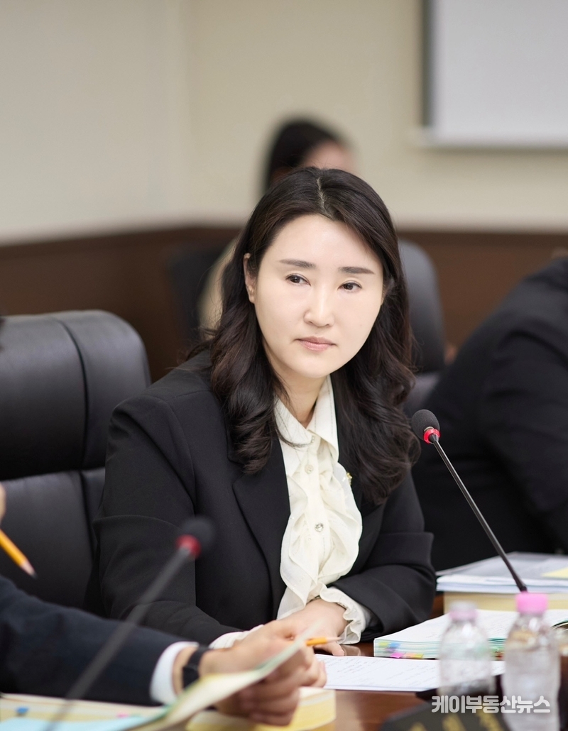 박은선 용인특례시의회 윤리특별위원회 위원장은 “형식적 운영에 머물던 윤리특위의 기능을 시민의 눈높이에 맞는 실질적 감시와 자정의 기제로 전환하겠다”며 “조례 하나 바꾸는 데 그치지 않고, 실질적으로 작동하는 제도와 형식에 머물지 않는 실천을 만들어 가겠다”고 강조했다. / (사진 - 용인특례시의회 제공)