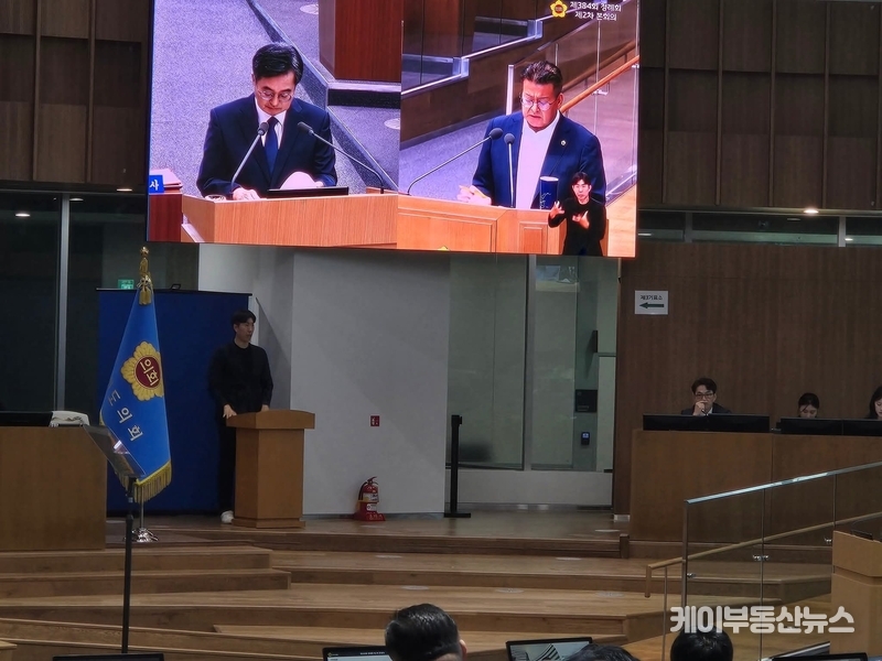 서광범 의원은 자신의 페이스북을 통해 "요즘 정례회 기간이라 자유발언과 도정질의 등으로 장시간 본회의장에서 앉아 있다 보니 수어 통역사분들이 눈에 들어왔다"며 "속기사분들은 교대하며 앉아서 근무하는데, 수어 통역사분들은 왜 계속 서서 하셔야 하나 의문이 들었다"고 말했다. (사진 - 서광범 의원 페이스북 캡쳐)