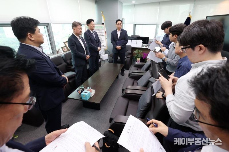 지난해 7월 15일 경기도의회 교섭단체 국민의힘(대표의원 김정호, 광명1)과 더불어민주당(대표의원 최종현, 수원7)이 후반기 원구성 합의 후 기자회견을 하고 있다. (사진 - 경기도의회 홈페이지)