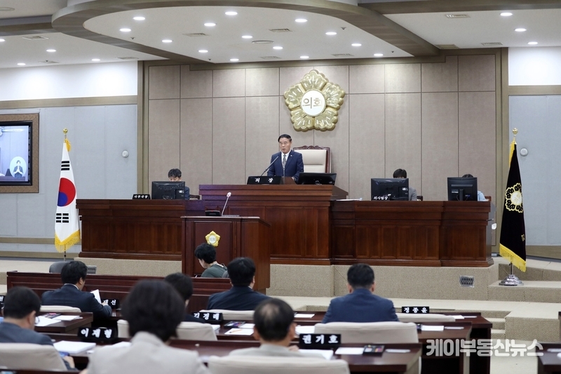 이재식 수원특례시의회 의장이 지난 6월10일 열린 '수원특례시의회 제393회 제1차 정례회 제1차 본회의'를 주재하고 있다. (사진 - 수원특례시의회 제공)