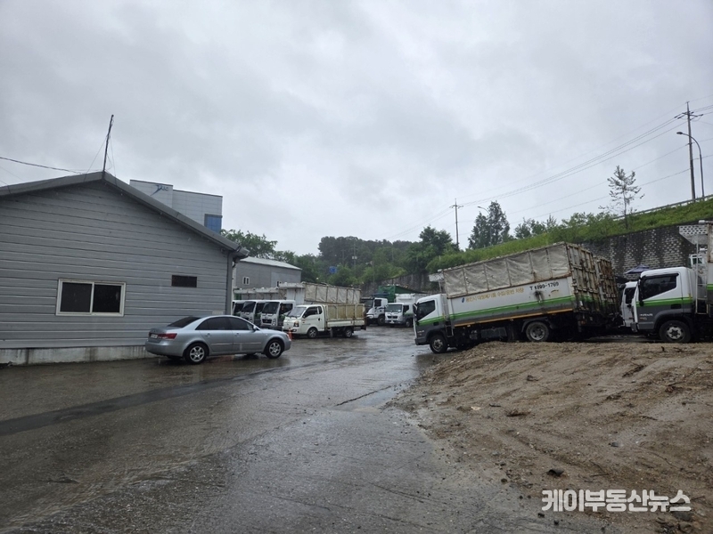 용인시는 지난 6월 13일 ‘도시계획시설 결정(안)’을 공고하고, 해당 부지에 ▲환경미화원 휴게실 ▲투명PET병 및 종량제 봉투 보관 창고 ▲청소차 3대 차고지 설치를 명시했다. / (구성적환장 전경사진)