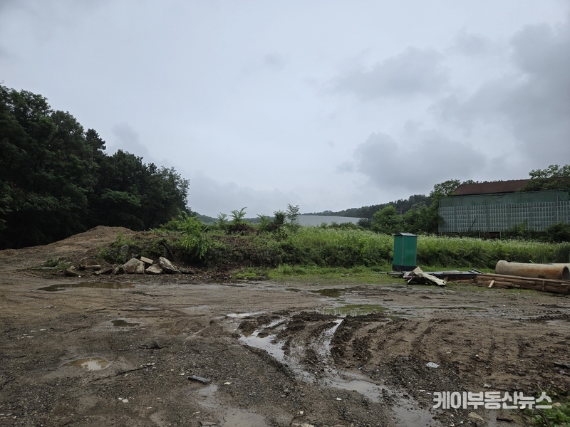 전체 면적은 약 3600평(11,893㎡) 규모이나, 음식물 쓰레기장으로 사용된다는 내용은 명백한 오해다. 용인시 자원순환과는 “음식물 쓰레기 반입이나 처리 계획은 전혀 없다”며 “현재 신갈 적환장에서 사용 중인 휴게동·창고·차고지 등을 이전하는 행정 기반 시설”이라고 설명했다. / 김교민 기자