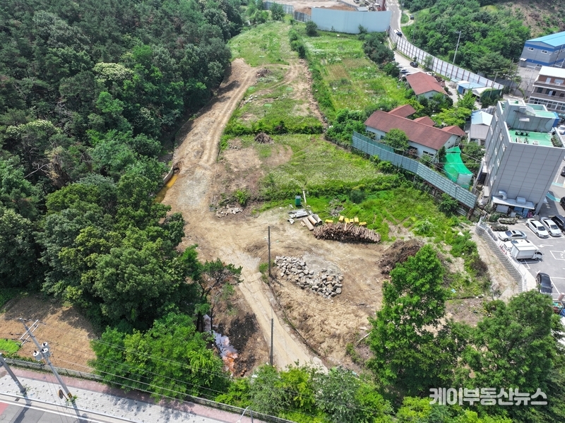 전체 면적은 약 3600평(11,893㎡) 규모이나, 음식물 쓰레기장으로 사용된다는 내용은 명백한 오해다. 용인시 자원순환과는 “음식물 쓰레기 반입이나 처리 계획은 전혀 없다”며 “현재 신갈 적환장에서 사용 중인 휴게동·창고·차고지 등을 이전하는 행정 기반 시설”이라고 설명했다. / (항공 사진 - 용인특례시 제공)