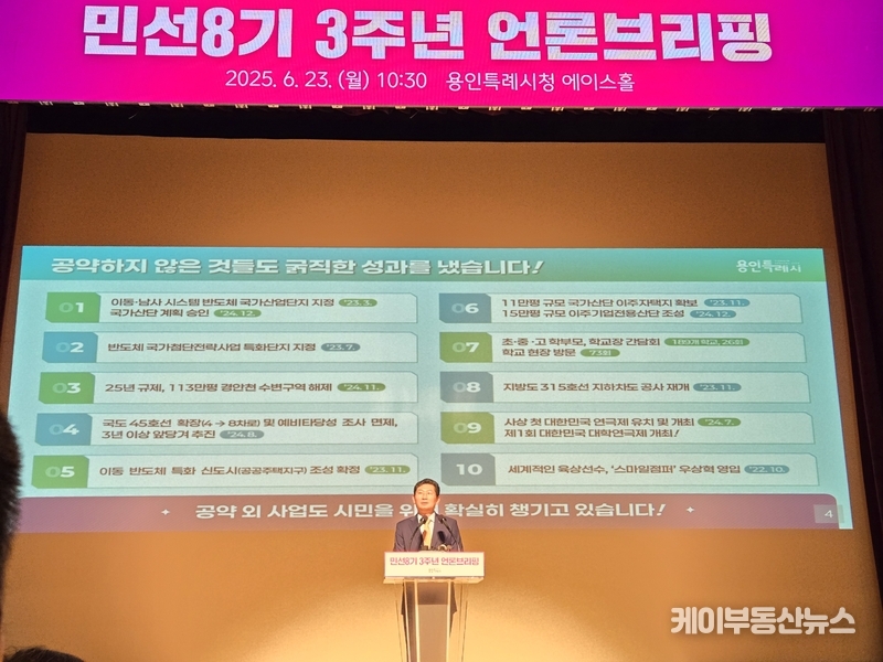 이상일 시장은 포은아트홀 리노베이션과 대한민국 연극제 및 대한민국 대학연극제 개최도 공약하지 않은 사업에 해당한다며 "이는 용인의 도시 품격을 높이기 위한 상상력의 산물"이라고 설명했다. 그러면서 “포은아트홀과 같은 훌륭한 공연장을 처인구 이동읍 신도시에도 건립하고 이곳에 일부 박물관 기능을 지닌 시립미술관도 짓는 방안을 검토하고 있다”고 밝혔다. / 김교민 기자