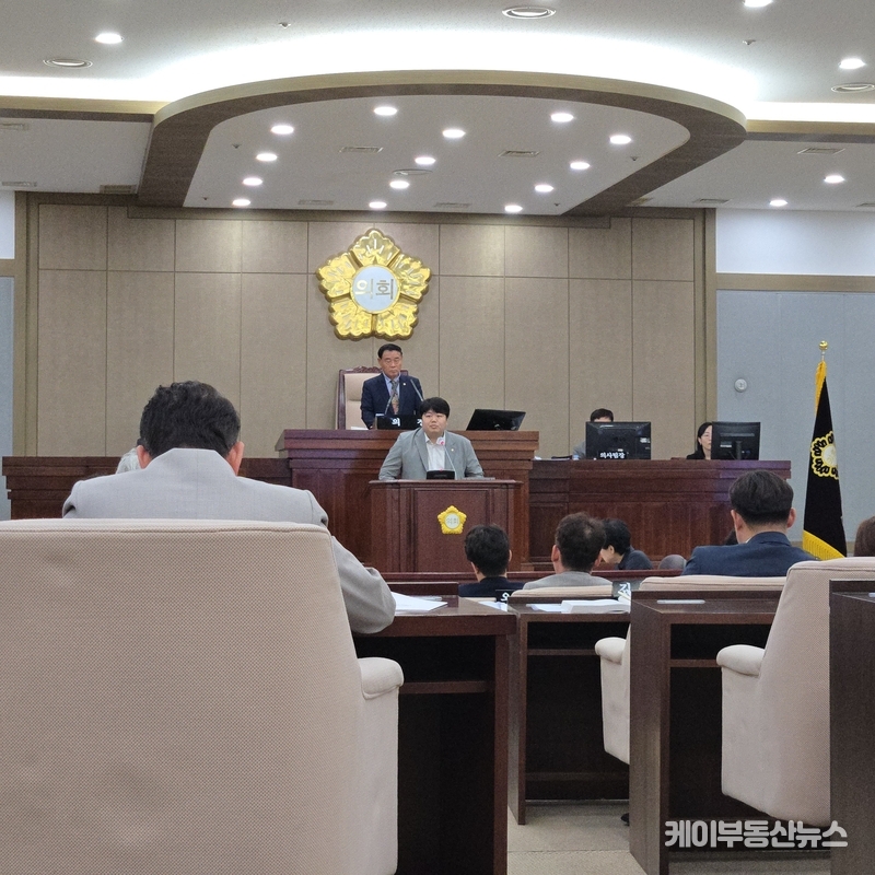 배지환 의원(국민의힘)도 “5천만 원, 1억 예산도 치열하게 심사하는 의회에서, 전례도 없는 타지역에 20억 원 캠핑장 예산을 졸속 처리하는 건 납득하기 어렵다”고 비판했다 / 김교민 기자