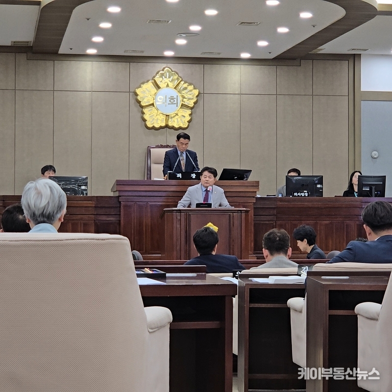 수정예산안 반대토론에 나선 정영모 의원(국민의힘)은 "봉화군 청량산 수원 캠핑장 사업이 조례 제정도 없이 예산을 먼저 편성한 것은 의회의 예산 심의권을 무력화하고 법적 절차를 위반한 것"이라고 강도높게 비판했다. / 김교민 기자