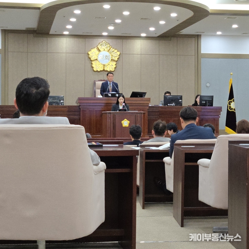 수원시의회 김소진 의원(국민의힘)은 조례안 반대토론에서 “청량산 수원 캠핑장 조성 사업은 행정 절차 위반, 예산 편성의 적결성 결여, 사업 실효성 부족 등 문제가 크다”며 “조례안이 아직 심의되지 않은 상태에서 예산안을 먼저 상정한 것은 명백한 절차적 하자”라고 비판했다. / 김교민 기자