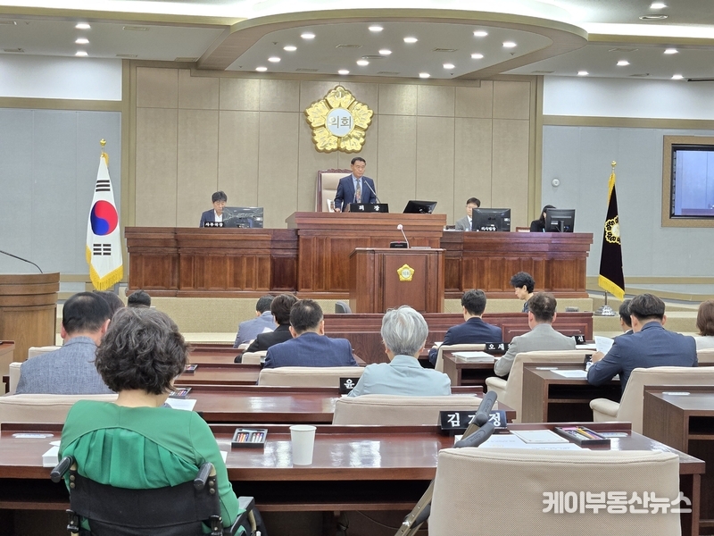 이재식 수원특례시의회 의장이 '제393회 제1차 정례회 제2차 본회의'에서 회의를 주재하며 의사봉을 두드리고 있다. / 김교민 기자