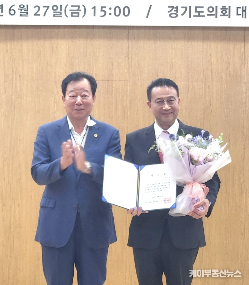 6월 27일, 경기도의회 국민의힘은 제4기 교섭단체 대표의원으로 재선의 백현종 의원(구리1)을 선출했다. (사진 - 임상오 경기도의회 국민의힘 제4기 교섭단체 대표의원 선거관리위원장(안전행정위원장, 동두천2)이 백현종 대표의원에게 당선을 확정하며 축하하고 있다.) / 김교민 기자