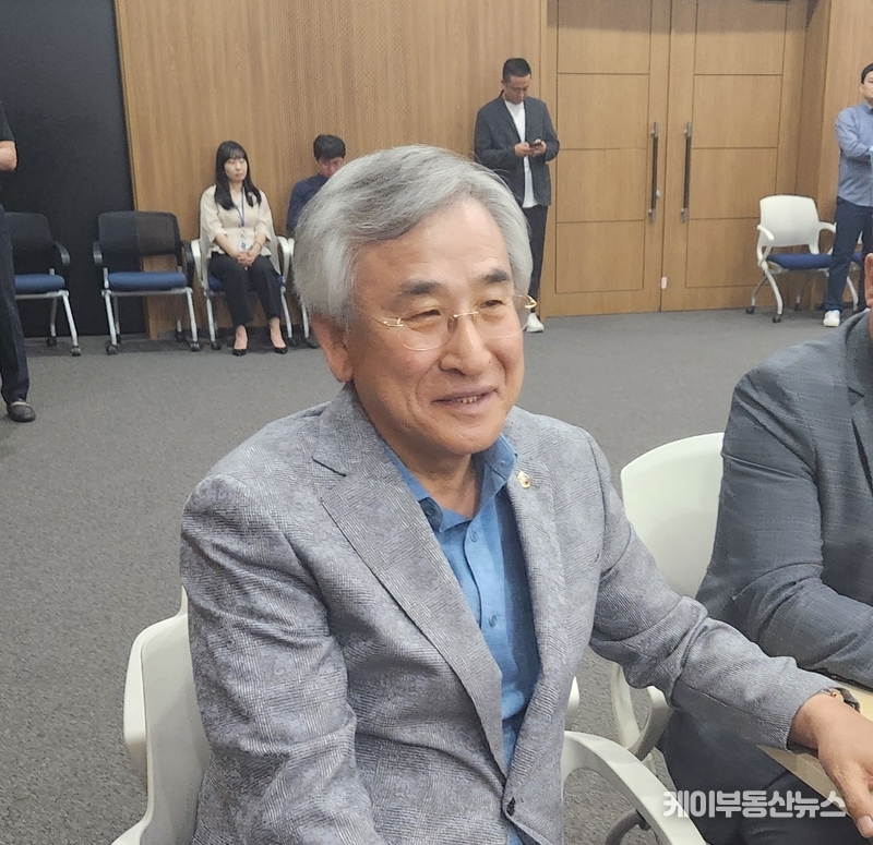 대표의원 선출 직후 백 대표의원은 자신이 과거 맡았던 도시환경위원장직에 김시용 의원(김포3)을 지명했다. 김 의원은 후반기 원구성 당시 부의장 경선에 나섰으나 고배를 마신 뒤, 평의원으로서 묵묵히 의정활동을 이어온 인물로, 이번 지명은 '당내 화합과 조직 질서 회복'의 메시지로 읽히고 있다. 이는 백현종 대표체제가 지향하는 '원칙과 균형의 리더십'을 보여주는 상징적 조치로 평가된다. / 김교민 기자