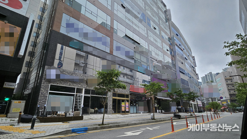 경기도 화성시 송산면 새솔동 일원에 위치한 한 상가 건물을 둘러싸고, 수백억 원 규모의 금융 대출이 ‘가족 명의 쪼개기’ 방식으로 이뤄졌다는 정황이 드러났다. / 김교민 기자