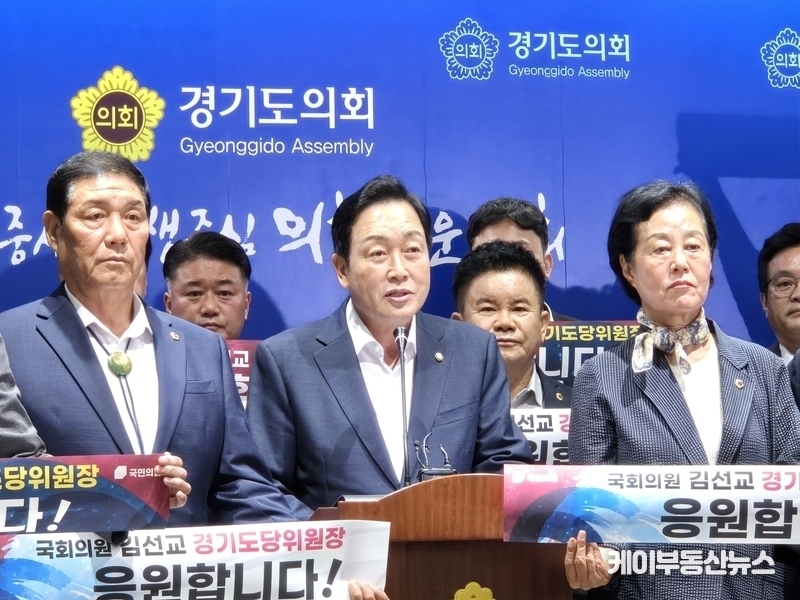 김선교 의원은 9급 공무원 출신으로 양평군수 3선, 국회의원 재선을 거친 인물이다. 그는 ‘현장 중심의 실천 정치’를 앞세워 출마를 선언하며 “경기도의 민심을 다시 읽고, 현장에서 답을 찾겠다”고 강조했다. 특히 내년 지방선거 승리를 위한 조직 안정과 실천력 있는 리더십을 강점으로 내세우고 있다. / 김교민 기자