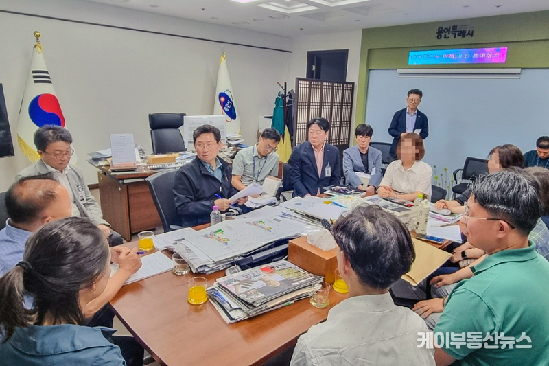 용인특례시가 구성적환장을 도시계획시설로 결정하지 않기로 하면서 향후 구성적환장 부지가 생활폐기물 처리 시설 용도로 사용될 가능성을 원천 차단했다. 사진은 10일 진행된 구성적환장과 관련 간담회 모습 / (사진 - 용인특례시 제공)
